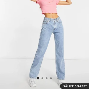 Baggy jeans  - Säljer dessa ljusblå jeans från ASOS pga dem inte passar min kroppstyp så de används ej. Istället för att slängda dem så skulle det vara roligare om någon annan fick användning av dem☺️ 