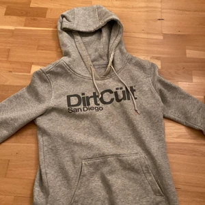 DirtCült hoodie som inte längre används - Storlek S men är väldigt liten i storleken, passar mig som har storlek xs