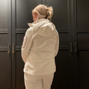 Skidställ - Säljer min skidjacka och skidbyxor som ett sett💗 båda passar XXS xs s och är i fint skick! Endast använd en dag💘