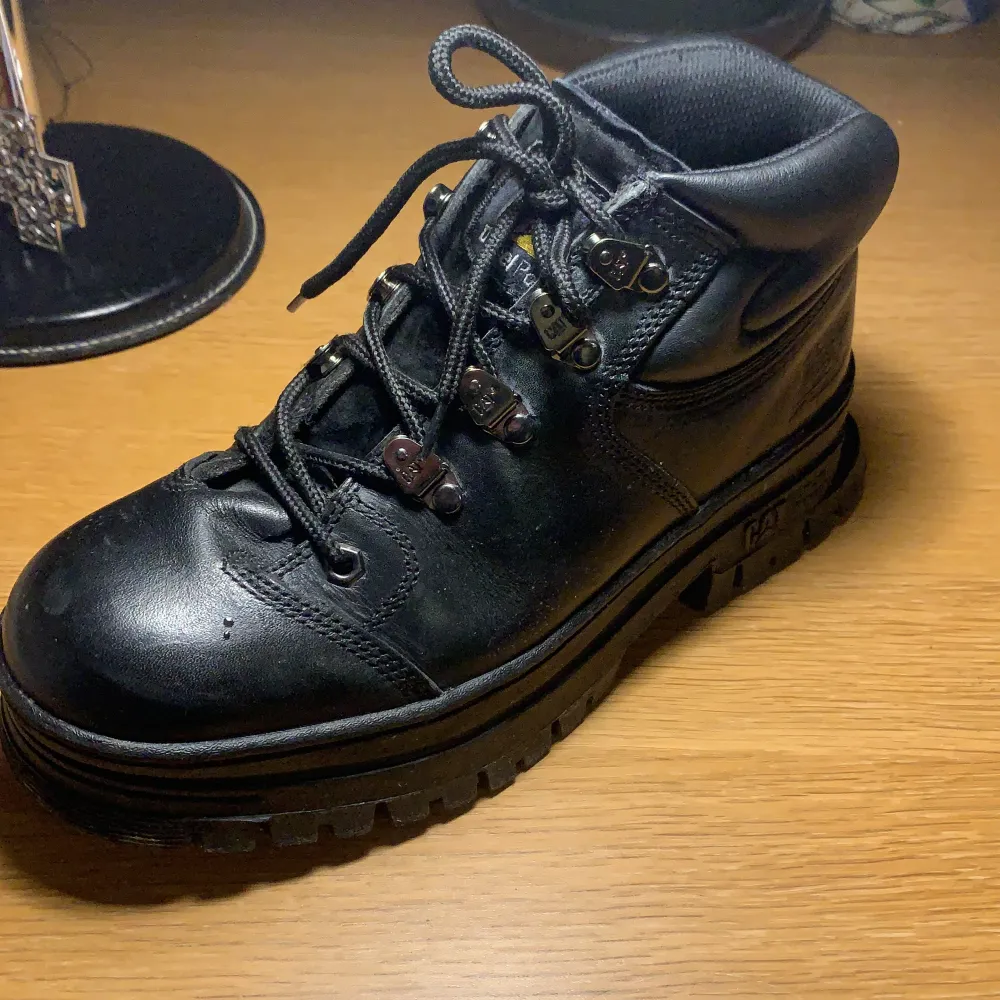 Svarta Caterpillar boots med metalldetaljer i storlek 43. De är nästintill nya och har bara använts några gånger. Skorna är ganska höga men de känns inte klumpiga. Priset kan diskuteras. Skor.