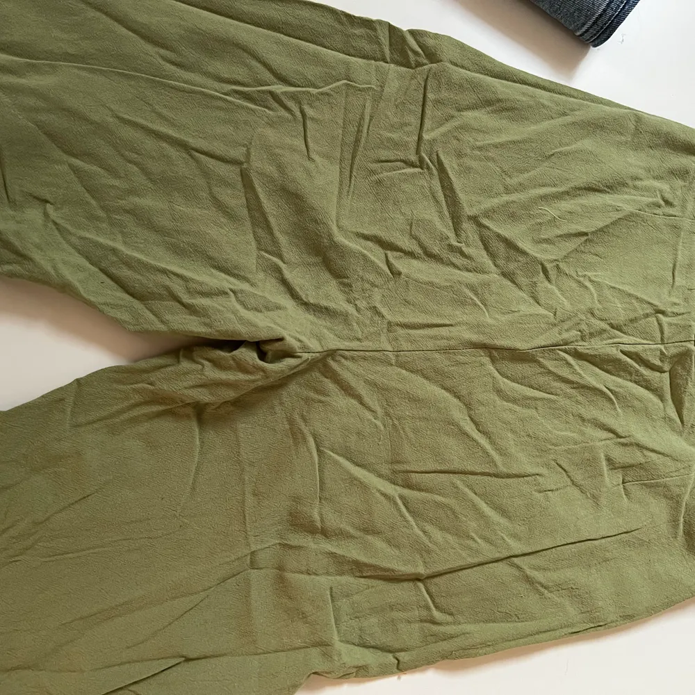 Gröna kostymbyxor från Shien. Aldrig använda pga felköp. Storlek M men mer som xs/s. Jeans & Byxor.