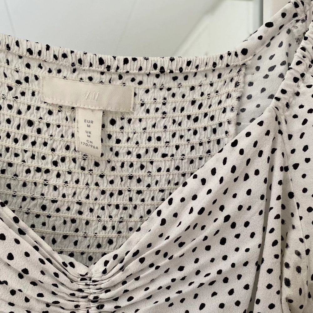 Söt prickig blus/topp från H&M i strl. M 🌸 . Blusar.