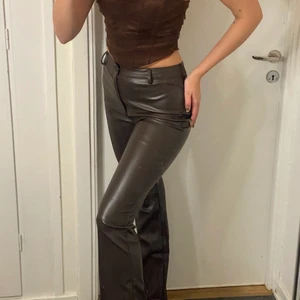 Läder byxor  - Säljer oanvända bruna läderbyxor från Motel rocks. Storlek s 