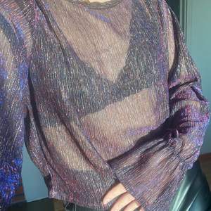 Glittrig tröja som skiftar fint i lila färg, från Zara storlek S✨