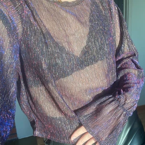 Glittrig tröja  - Glittrig tröja som skiftar fint i lila färg, från Zara storlek S✨