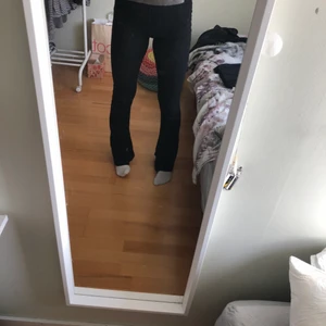 Utsvängda byxor - säljer mina byxor från pull&bear eftersom jag ej använder dom. Byxorna är utsvängde och highwaisted. 