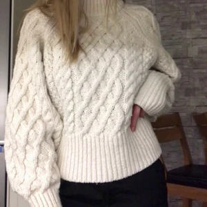 Stickad tröja - Lägger ut igen, supermysig stickad tröja från hm i storlek small. Är i superfint skick!! 