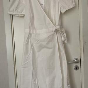 En vit långklänning från VILA. Oanvänd och prislapp finns på. Säljer den då den inte passar mig. Klänningen kommer lite under knäna, jag är 167cm lång. Storlek 38~M