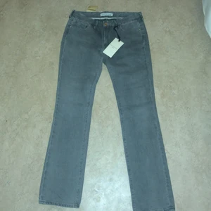 Mörkgråa twnetystwelve jeans - Ett par lågmidjade och mörkgråa jeans, står ingen storlek men skulle säga 34/36