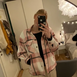 Rutig jacka  - Säljer denna rutiga vårjacka då den inte längre kommer till användning. Storlek M men skulle säga att den passar S. Dock har jackan en liten svart fläck på baksidan av ena ärmen men då den är på baksidan är det inget man tänker på. 