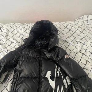 Moncler Maya - Säljer en Moncler maya jacka från Nk, har vuxit ur den och vill sälja den. Skriv för mer bilder på bla skador etc etc