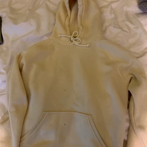 Gul hoodie - En gul hoodie från bikbok, har tyvär 2 små fläckar av blå måla färg (säljer den billigt pårgrund av fläckarna) 😁