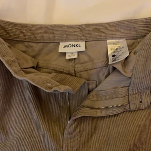 Monki jeans - Ett par beige bruna jeans från monki, aldrig använt dem