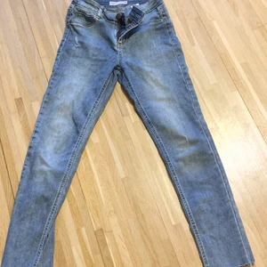 Jeans  - Stretchiga jeans från Cubus. Storlek s skinny passform. De har små slitningar  på knät blandannat som var så som nya. De är även avklippta i benen. Midjan är  Midwaist. Är väldigt sparsamt använda.