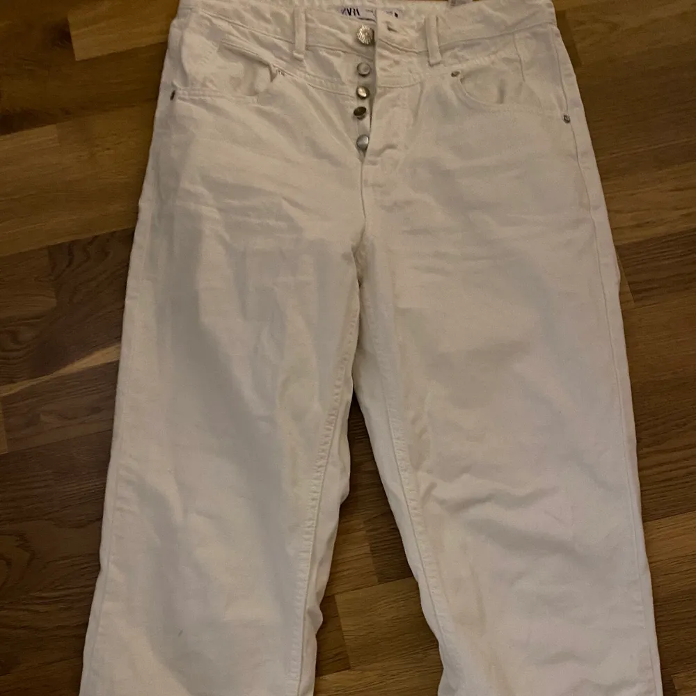 Vita jeans från zara, straight fit, frakt tillkommer 💞 (andra bilden är lånad) . Jeans & Byxor.