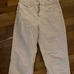 Vita jeans straight fit ancle lenght  - Vita jeans från zara, straight fit, frakt tillkommer 💞 (andra bilden är lånad) 
