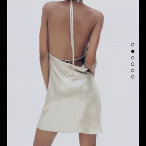 Klänning i metallic färg  - Helt oanvänd med prislapp på. Säljer för den va tight på mig. Storlek M, passar för S med. 