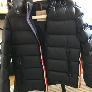 Moncler jacka - Säljer min moncler jacka , inte säker på vilken storlek men passar mig som är xs ❤️ äkta , och aldrig använd då jag inte gillar modellen så mycket ❤️