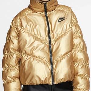 Pufferjacket i guld från Nike, storlek S. Bra skick!