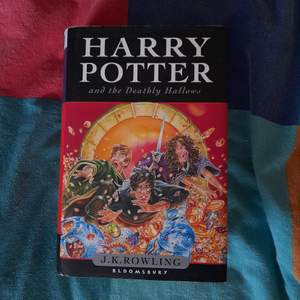 Säljer denna Harry Potter bok för jag har två av samma :)