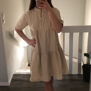 Bomullsklänning från plt - Säljer min beige/naturvita klänning från Prettylittlething, bra skicka! Materialet består av 95%bomull och 5% polyester💕