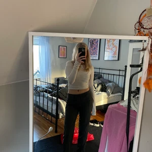 Lågmidjade kostymbyxor - Säljer dessa sjukt snygga lågmidjade kostymbyxor. Storlek S (herrmodell). Tycker de är för korta för mig. Jag är 164 cm. 