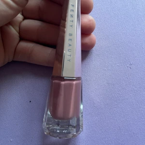 Fenty beauty läppstift - Läppstift från rihannas märke, färgen uncuffed