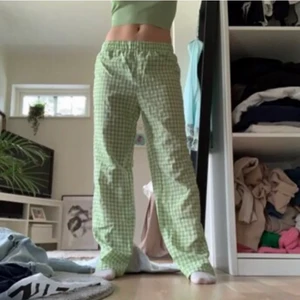 Somriga byxor - Säljer dessa somriga gröna byxor då de är för små. Byxorna är köpta här på plick och är i toppen skick. Tveka inte att skriva om du har frågor🥰 (bilden är lånad)