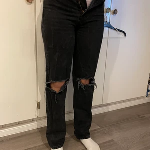 Gina tricot jeans - Säljer mina Gina tricot jeans (svarta) för att dom är för små i midjan som synd så på första bilden. Jätte fint skick och inga skavanker på dom, eftersom att jag säljer ett par lika dans fast blå men så kan man köpa båda för 500kr annars 300kr styck. Köparen står för frakten