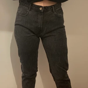 Jeans byxor från Zara stlk 40 - För korta nere vid benen, är 180cm.. passar bättre på någon lite kortare. Och dom är lite stora för mig vid midjan.