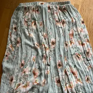 Plisserad blommig lång kjol från H&M, strl. XL. Så himla fin men tyvärr blivit för stor för mig. Använd ca 3 gånger, som ny. 
