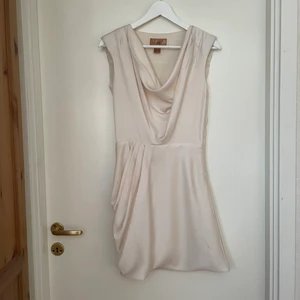 Vit klänning - Säljer denna sjukt fina vita klänning den H&M då den har blivit lite för liten för mig. Storlek 34. Säljer billigt då den har en fläck på framsidan längst ner till höger (på första bilden). 