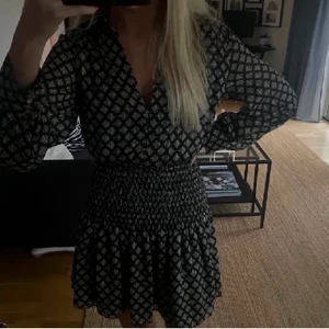 Zara klänning - Säljer en jättefin zara klänning för jag har två, använd en gång❤️ om fler vill köpa blir de bud 