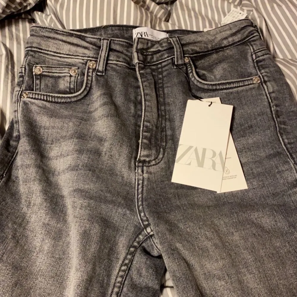 Säljer dessa fina zara slits jeans, då dom var lite för långa på mig❤️‍🔥 helt oanvända alla prislappar sitter kvar!🥰. Jeans & Byxor.