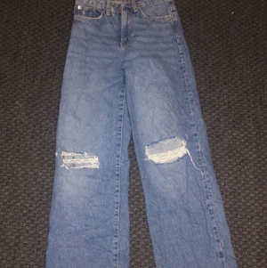lager 157 baggy jeans strl xxs - Säljer dessa ganska nya jeansen från lager 157 då dem har blivit för små för mig. Använda ungefär 4 gånger. 