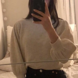 Stickad puffärm tröja från Kappahl. - En stickad tröja med puffärm i fint skick, från Kappahl. Jag har aldrig använt detta plagg så jag tänkte sälja den.Tröjan är i färgen beige💗