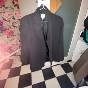 Kavaj - Lite oversize kavaj från H&m. Helt oanvänd, bara testad. Storlek xs, är normalt en S. Nypris 699:-