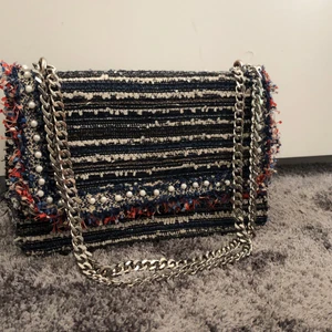 Väska - En jätte fin väska från Zara, helt slutsåld med få exemplar. Använd få gånger. Perfekt storlek, man kan kedjan kort som på bilden eller lång.