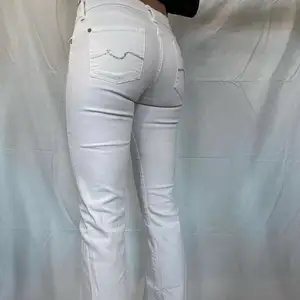 Super coola lågmidjade vita bootcut jeans med paljetter på bakfickorna💕✨ (ordinarie pris 1700)