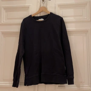 Emilio - Svart tröja med bla kvalitet, 1 år gammal, använd 1 gång