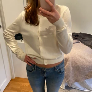 Kofta  - Säljer denna superfina kofta från HM. Den är använd men i ganska bra skick. DM vid intresse!💕💕 (köpare står för frakt) 