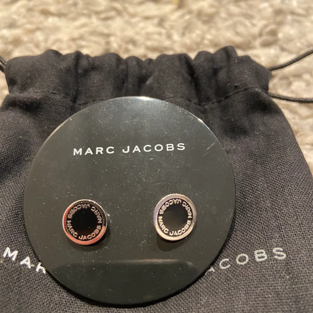Jag säljer mina fina örhängenfrån Marc Jacobs som användts fåtal gånger. Kvitto saknas då jag fick dem i julklapp Köptes för 1 00 kr men priset kan diskuteras!😊 #örhängen #trend #marcJacobs. Accessoarer.