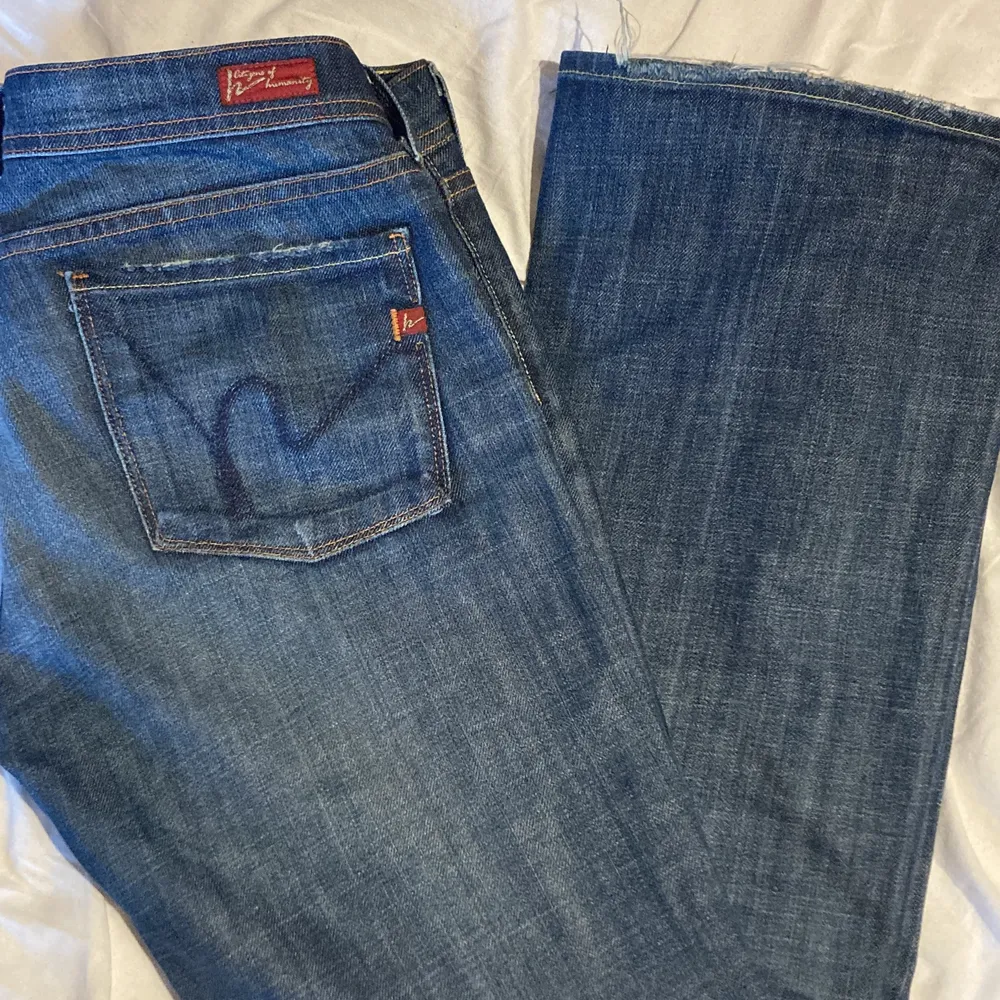 Säljer dessa skit fina vintage bootcut jeans! Storleken  är S/M. Lite upprivna vid fötterna (syns på bilden) men annars toppen skick. Jag på bilden är 170cm och har S i storlek❤️💖🤩 (köparen står för frakt 😍❤️). Jeans & Byxor.