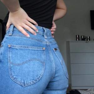 Säljer mina Lee jeans i straight modell då dem har blivit försmå för mig tyvärr. De är använda sällan så de är i jättefint skick💜 Köpta för ca 900kr