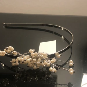 Diadem 💕 - Säljer detta super söta diadem. Helt oanvänt med prislapp kvar. Köpt för 99kr💗