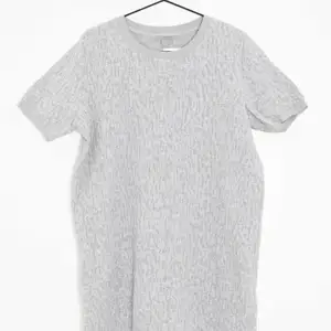 Säljer denna supersköna gråa klänning från COS, använd 1 gång. 🌟