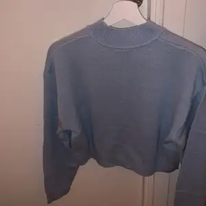 En jättefin stickad blå tröja från hm. Köpte för inte alls länge sedan men har inte kommit till andvändning. Den är använd en gång. ☺️