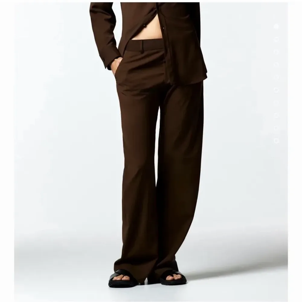 Säljer dessa jättesnygga bruna kostymbyxor från ZARA köpta här på plick🤎🤎 bilderna är lånade från förra säljaren!. Jeans & Byxor.