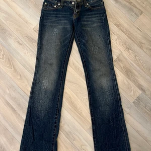 lowwaist y2k jeans  - Intresskoll på dessa lågmidjade raka/bootcut liknande byxorna. Dom är för små för mig tyvärr så har ingen bild med dom på men det står strl M men skulle säga XS ( är själv 36, S )  Är 170 och dom är i perfekt längd för mig.   Dessa köptes i början av 2000talet då jag hittade dom långt in i garderoben 🌼🤍 midjemått: 38cm innerbenet: 80,5cm ❤️ Hör av dig om du är intresserad eller har frågor 💕 Köparen står för frakten 