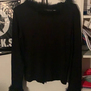 Tröja med fluff - Jättefin tröja med fluff på kragen och på slutet av ärmarna<3